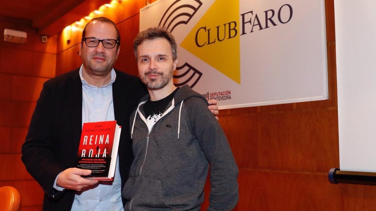 Juan Gómez Jurado, a la derecha, en una presentación del Club FARO.