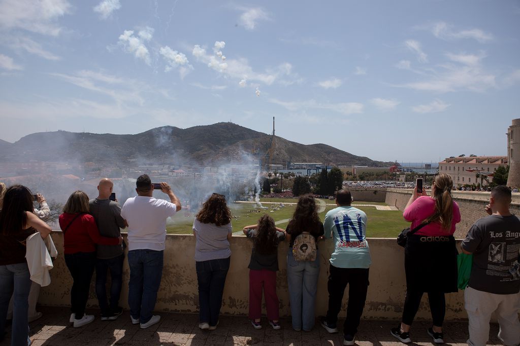 El pregón desde el balcón del Palacio Consistorial y la mascletá en el parque de la Cuesta del Batel, en imágenes
