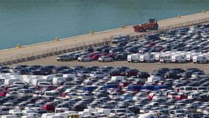Centenares de coches esperan para ser transportados en el puerto de València, en una imagen de archivo.