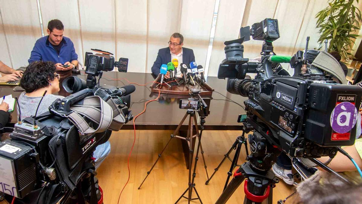 El alcalde explica en rueda la oferta municipal para cumplir el pago que fija la sentencia del TSJCV.