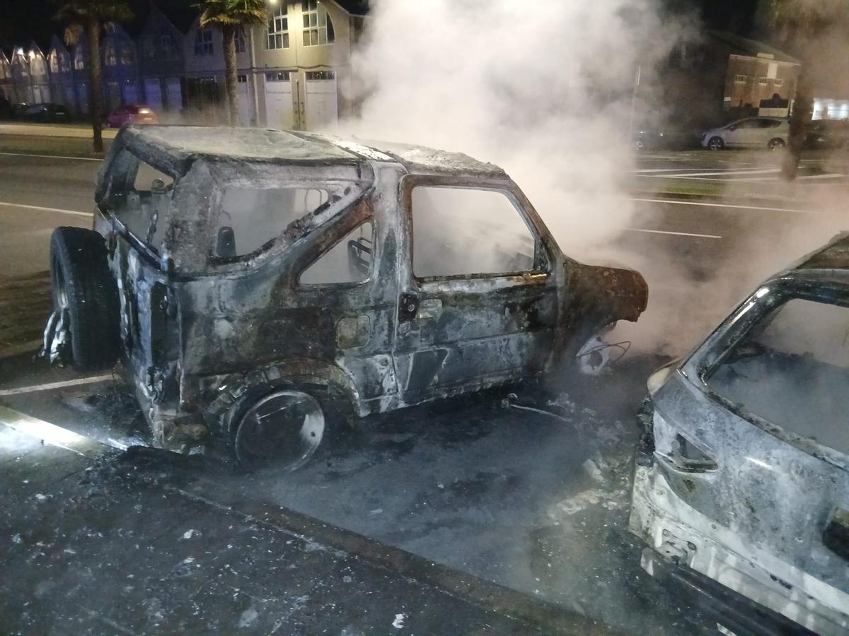 Vehículos calcinados en el Paseo das Carolinas, en Ribeira.
