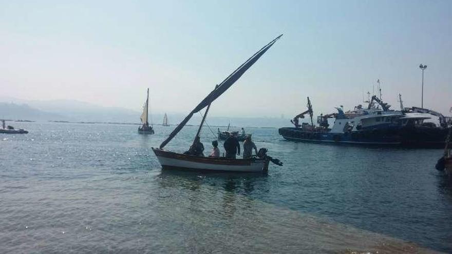 Las naves tradicionales surcaron las aguas de la ría de Vigo. // G.Núñez