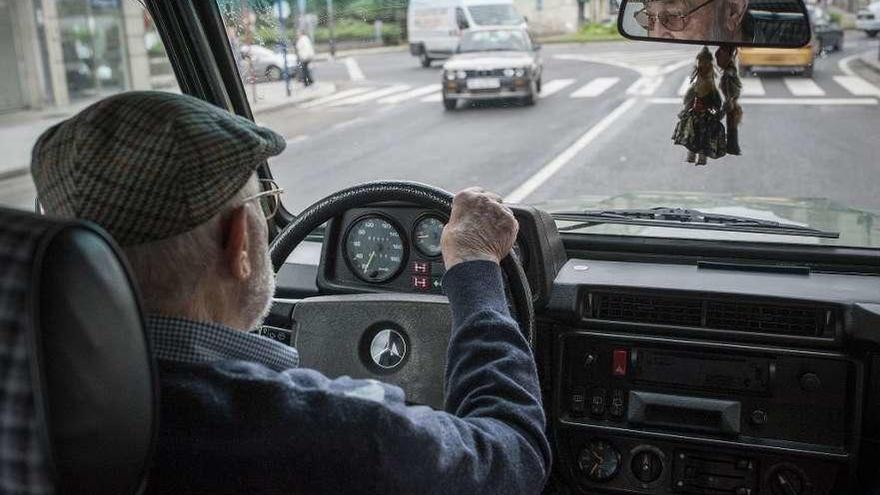 Un jubilado de Ourense al volante de su todoterreno.