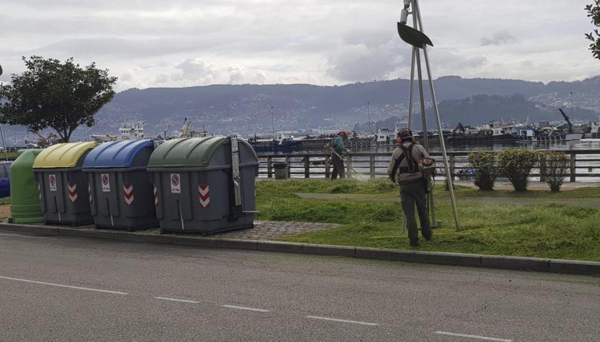 Jardineros trabajando en Moaña. | FDV
