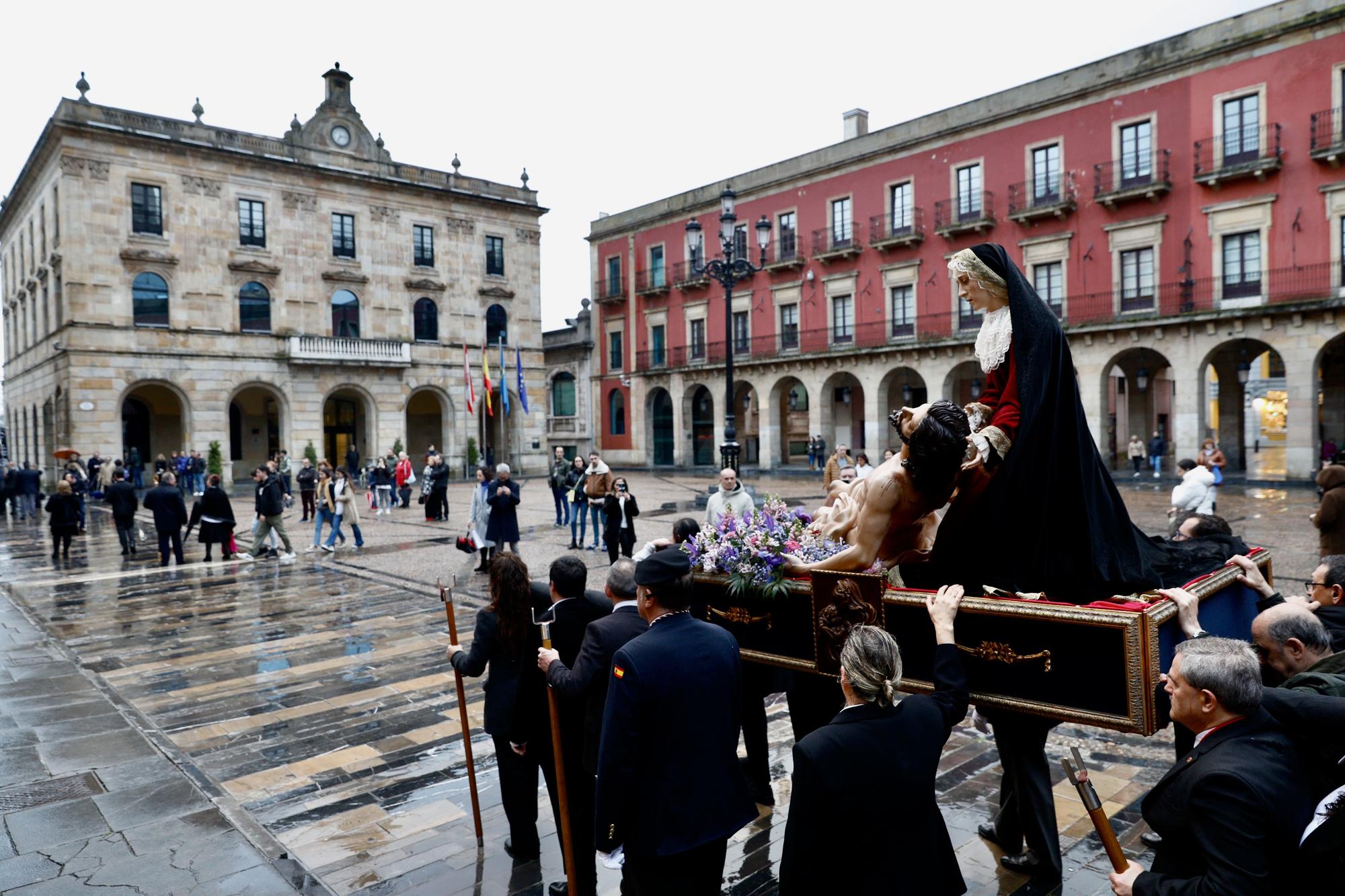 En imágenes: así fue el traslado de la Piedad en Gijón