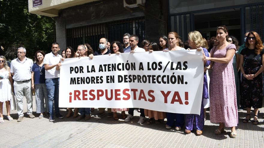 Protesta de los trabajadores del Servicio de Protección de Menores de Córdoba por falta de personal