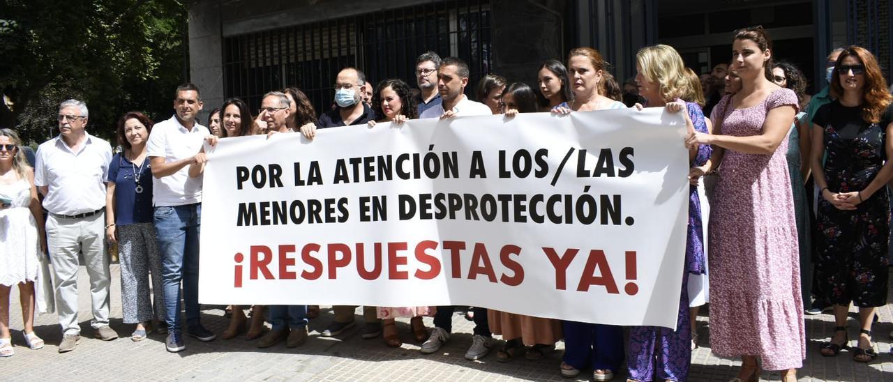 Concentración de los trabajadores del Servicio de Protección de Menores de la Junta en Córdoba.