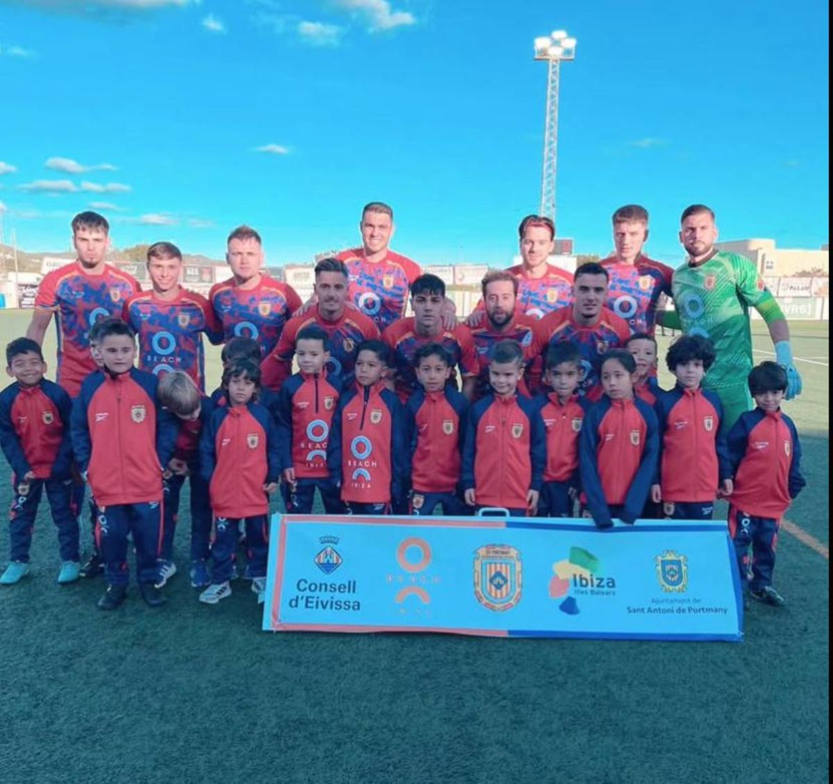 El once inicial de la SD Portmany antes de disputar su encuentro ante el Mallorca B