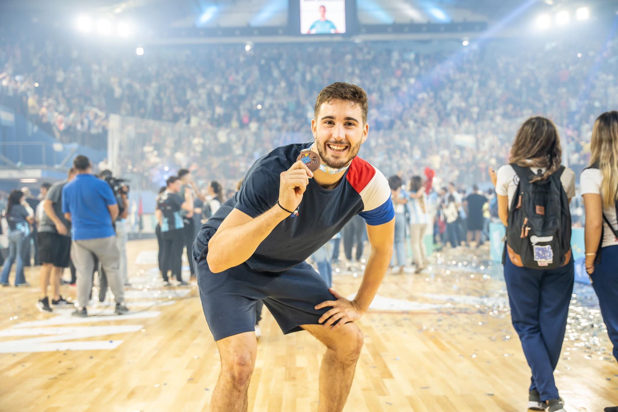 Bruno di Benedetto, con su medalla de bronce.