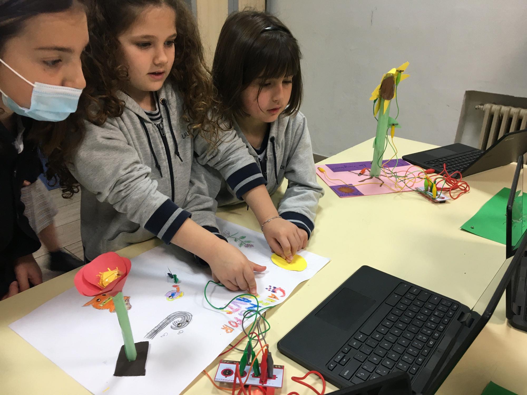 Alumnas en un taller de tecnología.