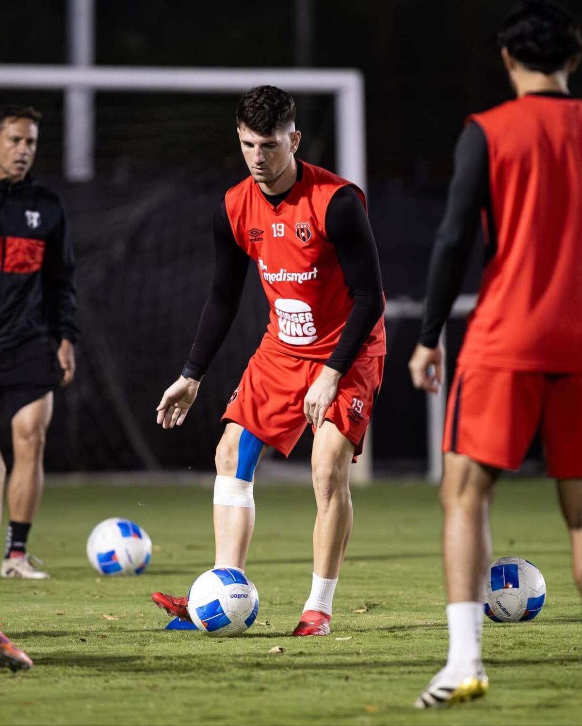 Alberto Toril, en un entrenamiento con el Alajuelense