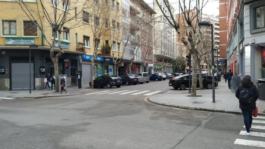 Varias personas caminan por la calle, esta mañana.