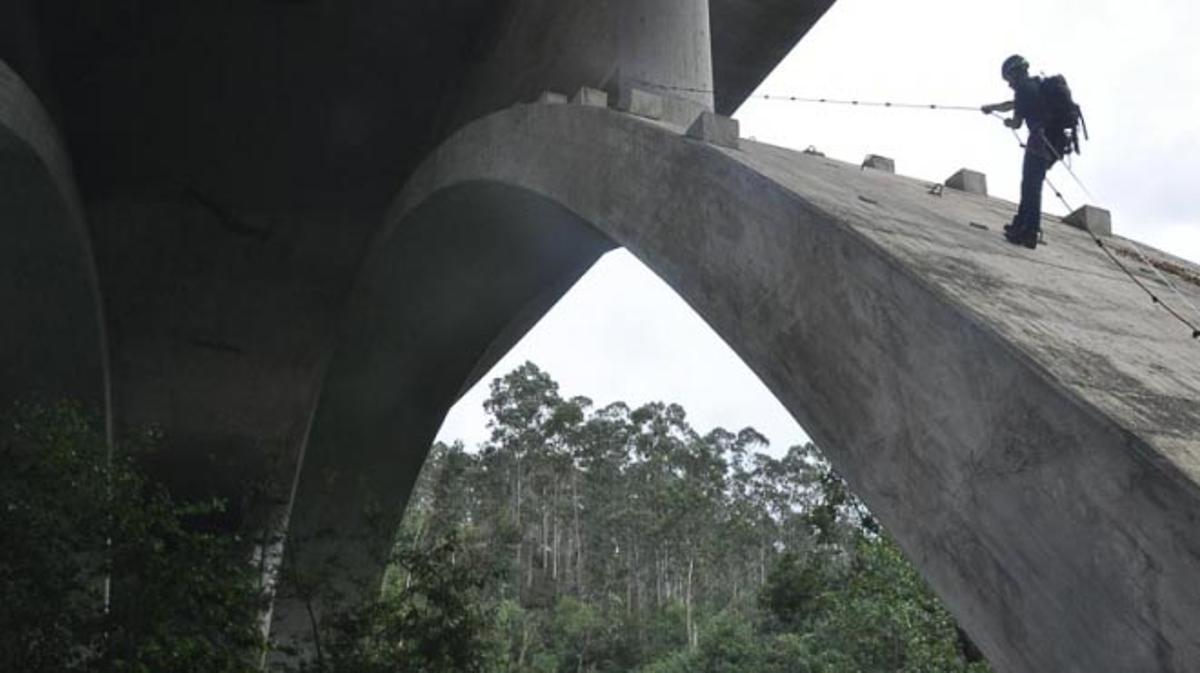 El inglés ’macarrónico’ del instructor de puenting causa la muerte de una holandesa.