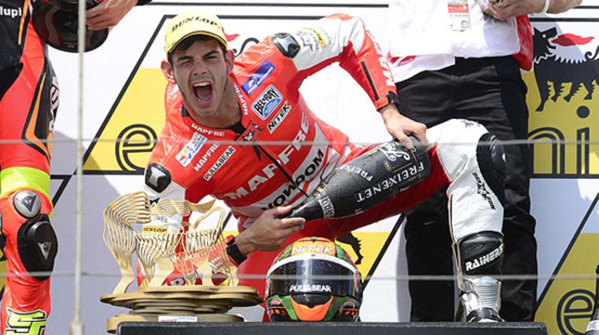Jordi Torres, guanyador del GP d’Alemanya de Moto2, fa broma al podi de Sachsenring. Jordi Torres, guanyador del GP d’Alemanya de Moto2, fa broma al podi de Sachsenring.