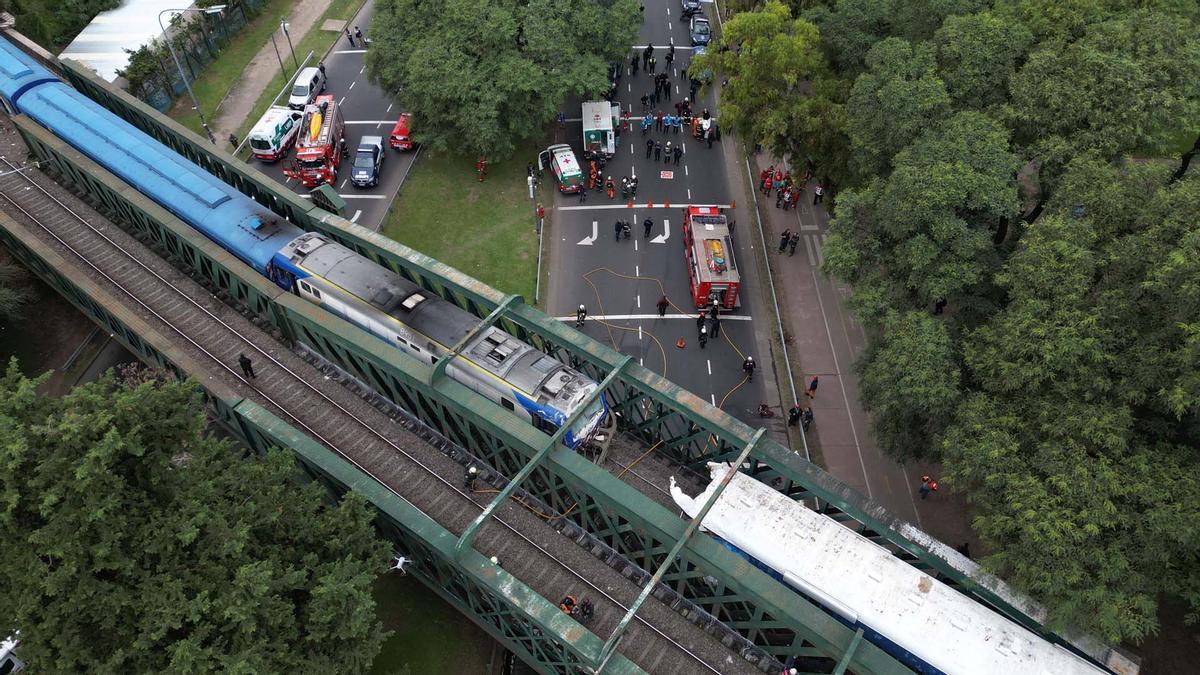 Tren de pasajeros se estrelló contra un tren de mantenimiento en Buenos Aires, dejando al menos 30 personas hospitalizadas, dos de las cuales estaban en estado grave