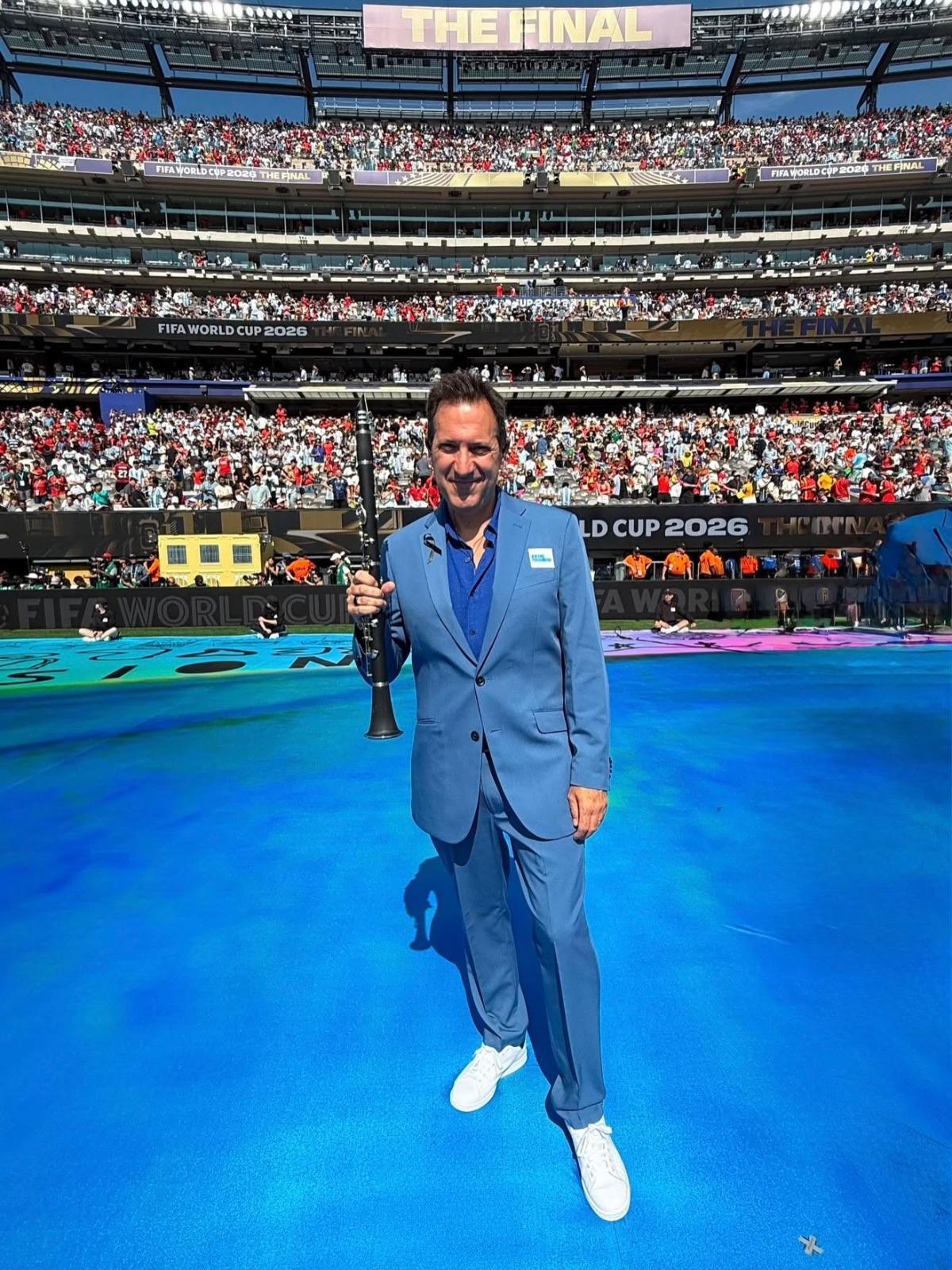 El clarinetista de Benifaió en el terreno de juego del MetLife Stadium de Nueva Jersey.