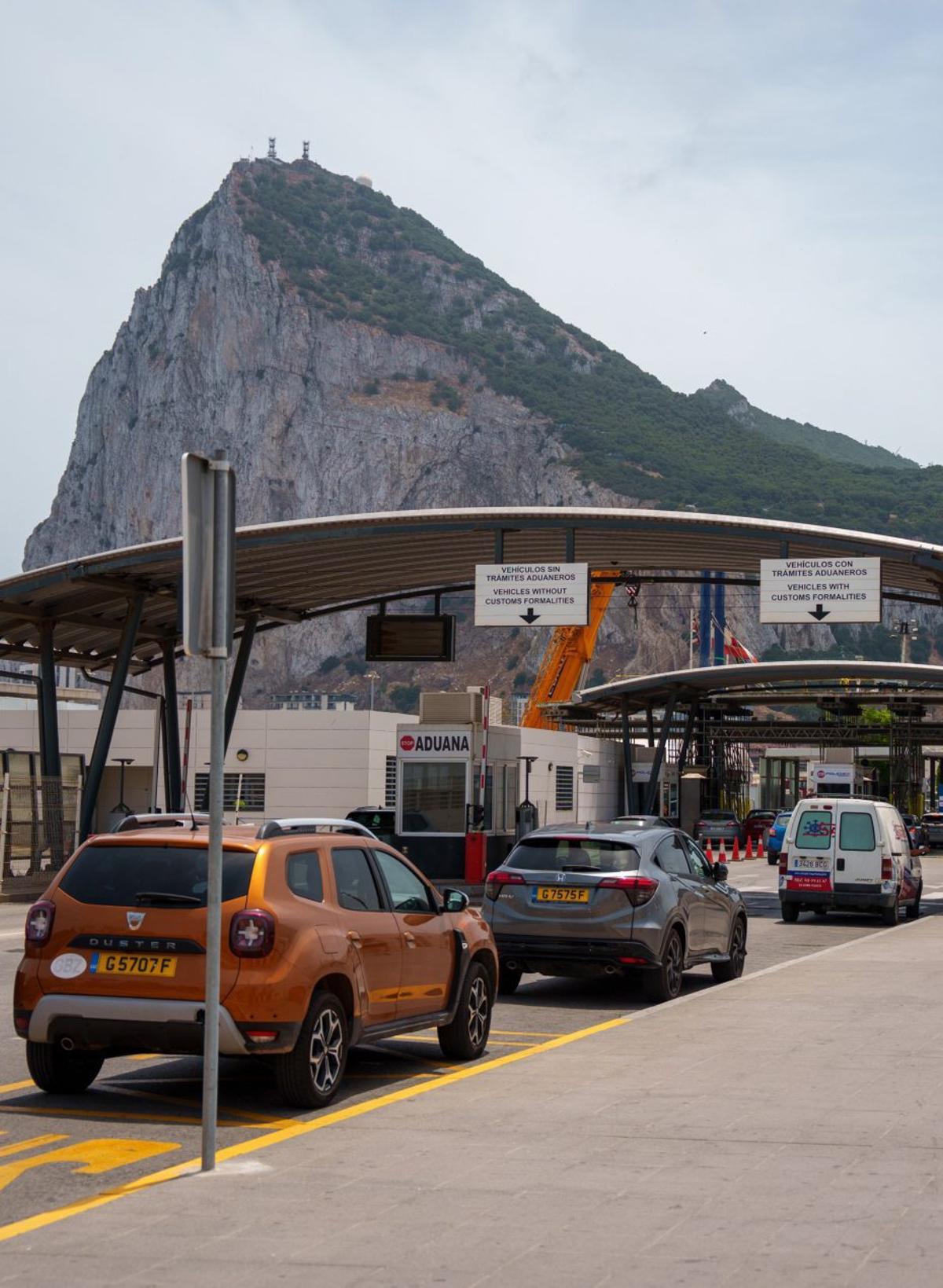 La caiguda històrica del reixat de Gibraltar no elimina del tot la frontera amb Espanya