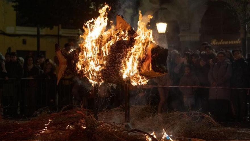 Fin de fiesta en llamas: El entierro de la sardina pone fin al carnaval en Zamora