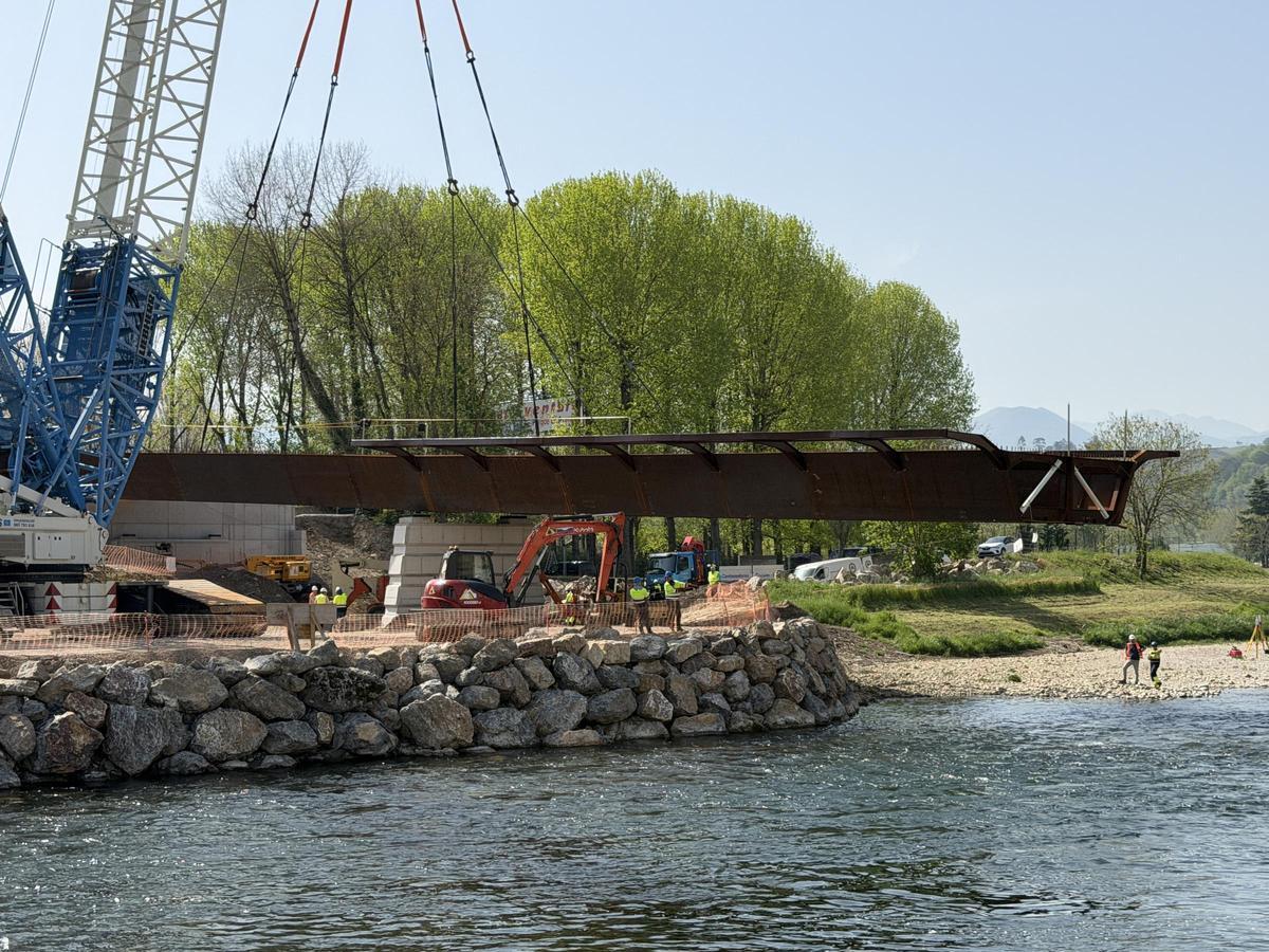 Finaliza el montaje de la estructura metálica del puente de Arriondas