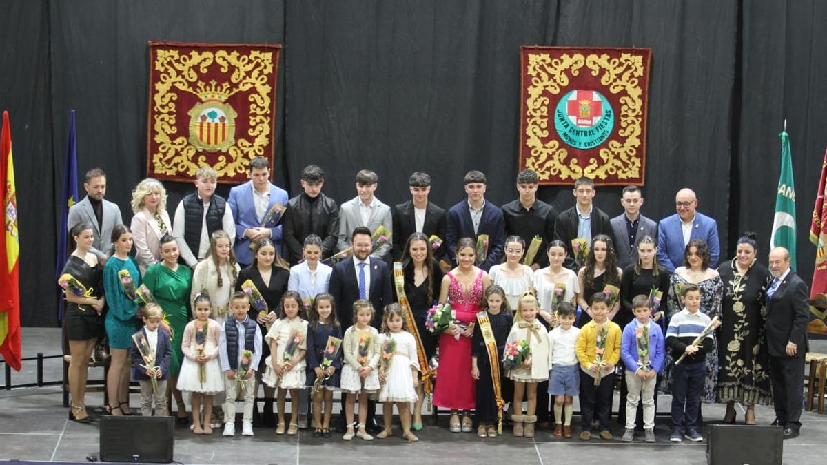 Cargos festeros de l'Olleria en el acto de presentación.