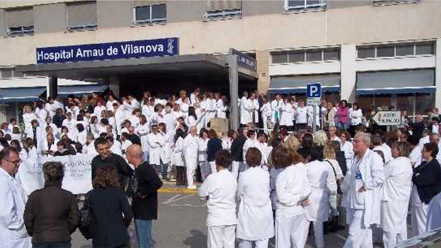 Protesta de &quot;batas blancas&quot; en el hospital Arnau de Vilanova de Valencia.