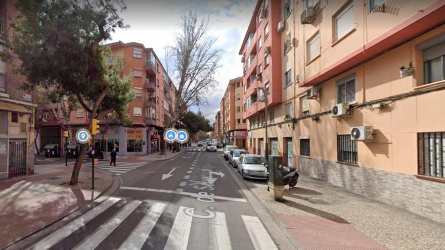 Una ciclista se salta un stop y termina chocando contra un bus urbano en Las Fuentes