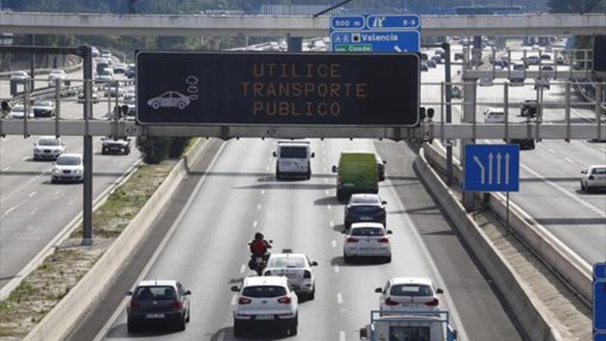 Mensajes en las pantallas informativas de la M-30, ayer en Madrid.