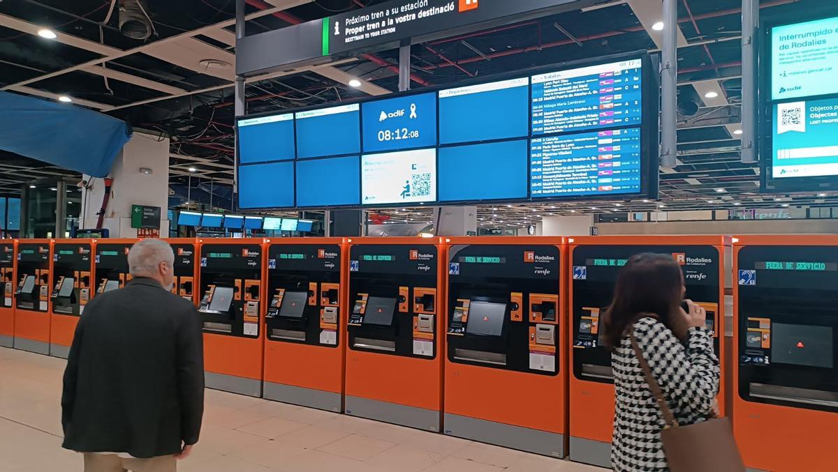 Pantallas de la estación de Sants, donde no aparecen trenes en circulación