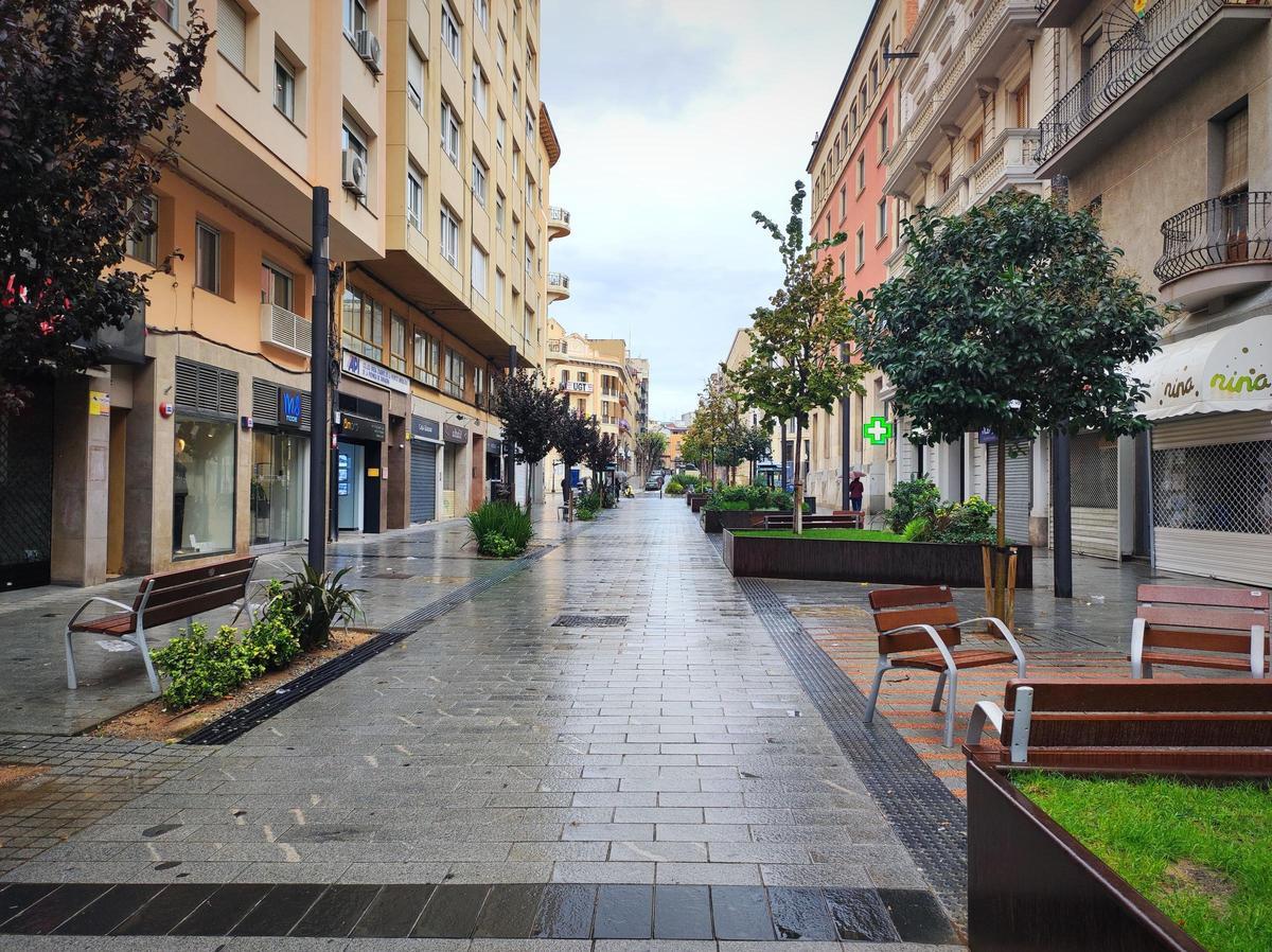 La calle Canyellas, una de las más comerciales del centro de Tarragona, completamente vacía y con los comercios cerrados este miércoles al mediodía.