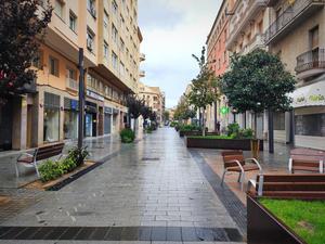 La calle Canyellas, una de las más comerciales del centro de Tarragona, completamente vacía y con los comercios cerrados este miércoles al mediodía.