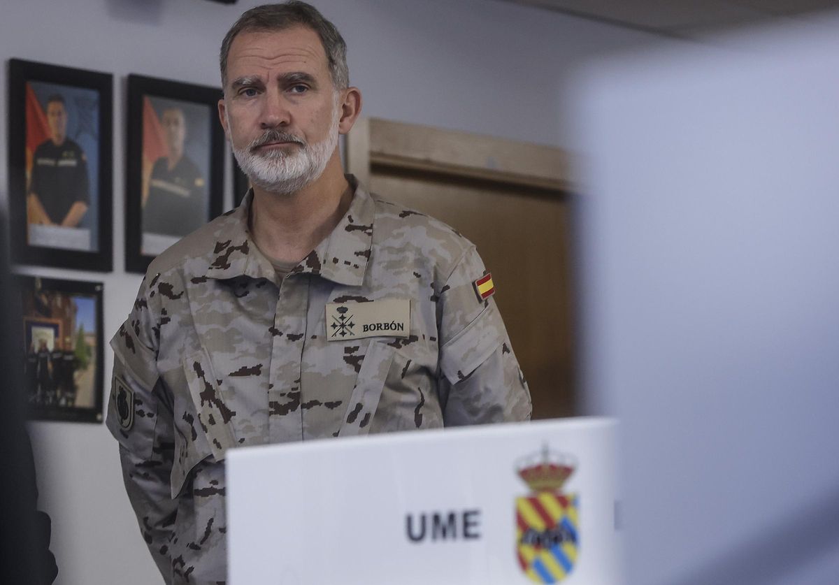 Felipe VI visita las unidades militares desplegadas en Valencia a consecuencia de la DANA