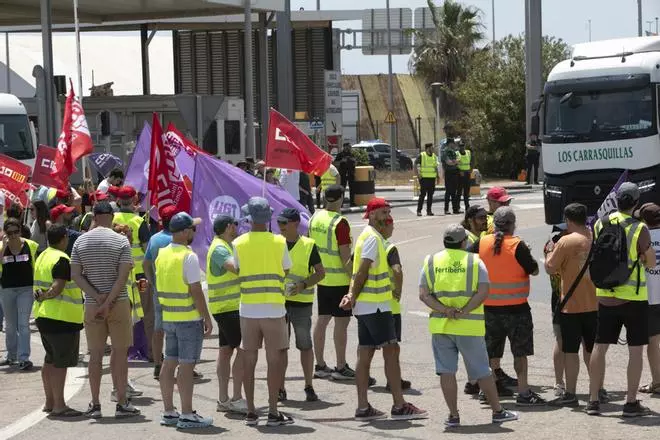 Segundo día de huelga de los trabajadores de Fertiberia en el Port de Sagunt