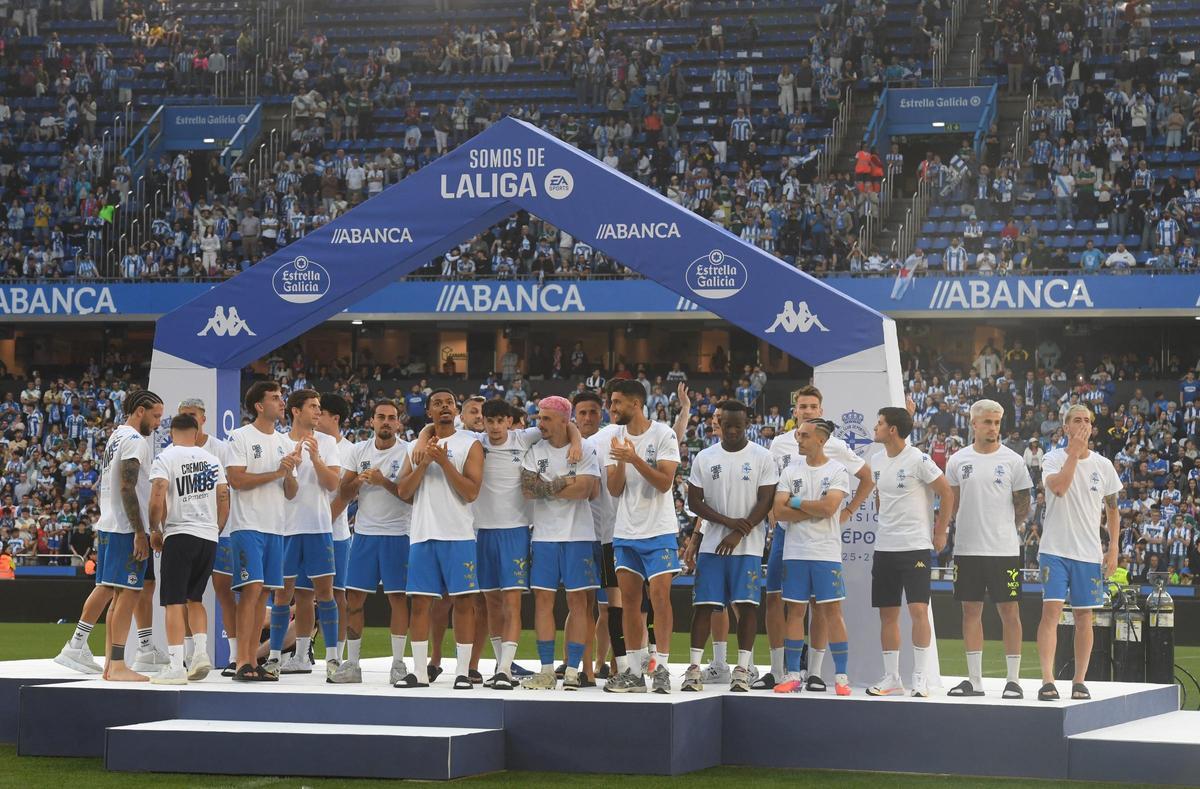 Así fue la invasión de aficionados en el campo en la celebración tras el partido en Riazor