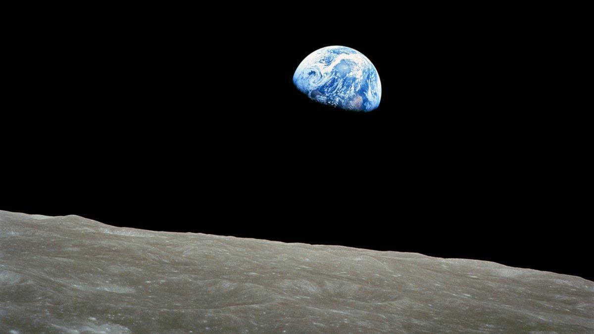 Foto de la Tierra vista encima de la superficie lunar, tomada durante la misión Apollo 8 de 1968.