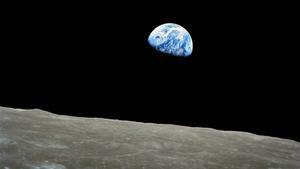 Foto de la Tierra vista encima de la superficie lunar, tomada durante la misión Apollo 8 de 1968..