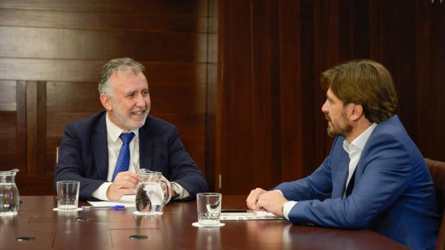 El presidente de Canarias, Ángel Víctor Torres, mantiene una reunión con el responsable de la Confederación Española de Hoteles y Alojamientos Turísticos (CEHAT), Jorge Marichal