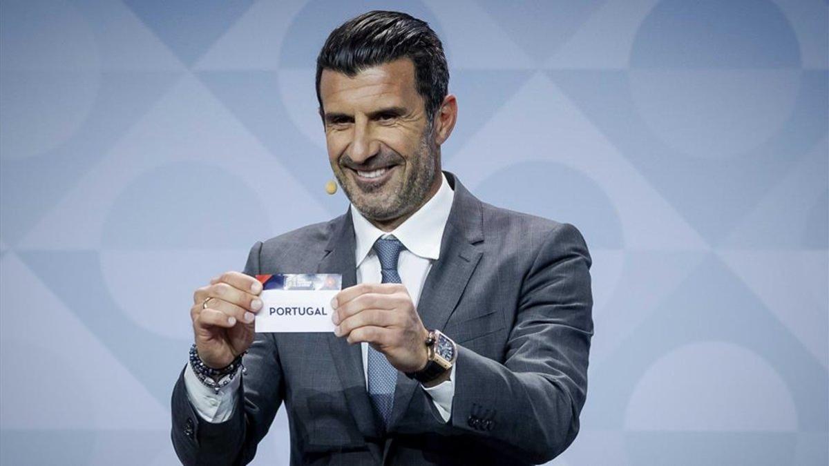 Figo durante un sorteo de la Eurocopa