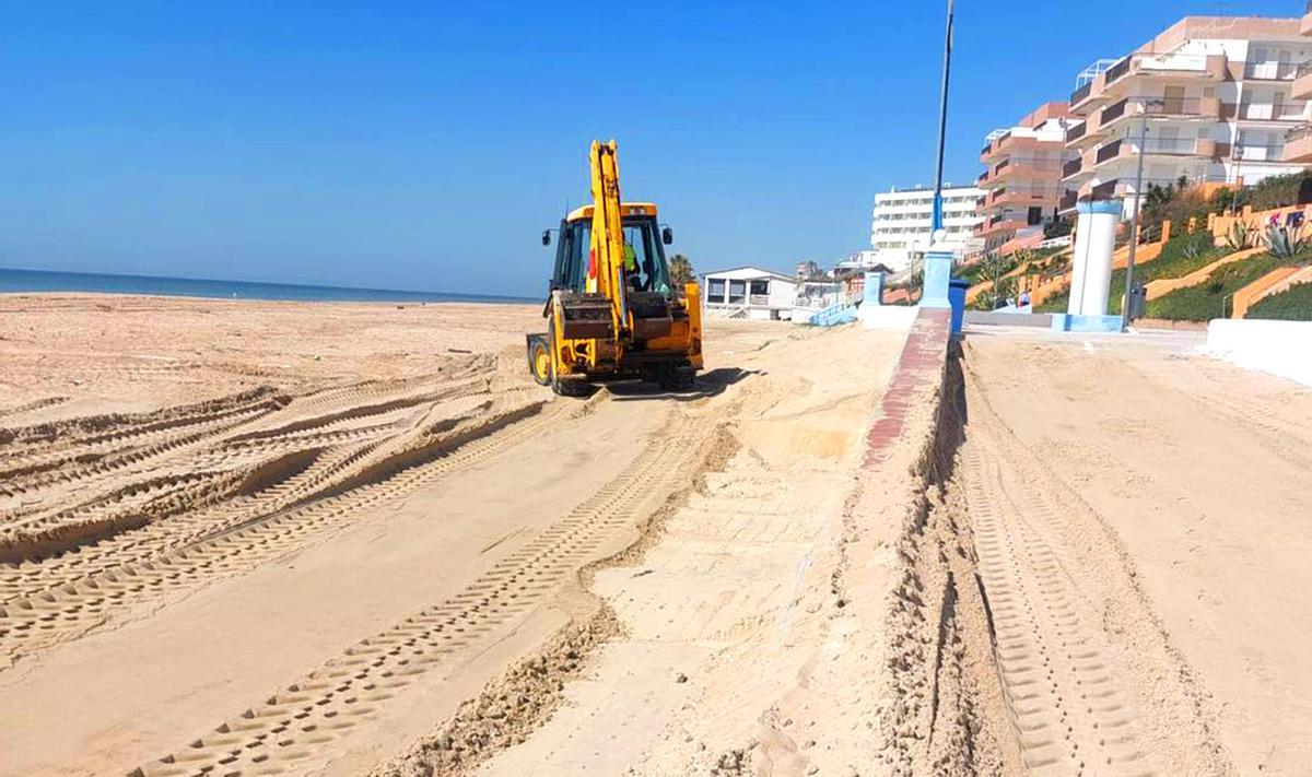 Labores de adecentamiento de la playa de Matalascañas de cara a la Semana Santa.