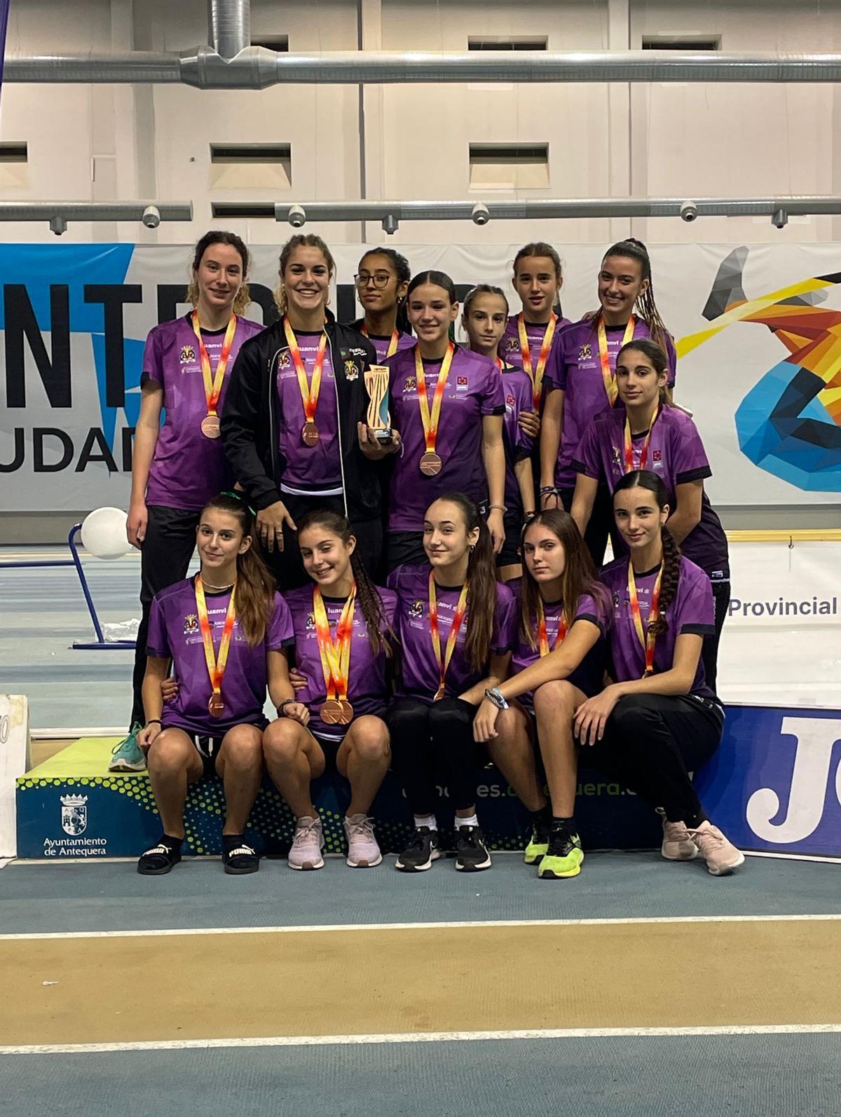 Las chicas consiguieron un tercer puesto gracias a sus 56 puntos, tres menos que el Bahia Algeciras que fue segundo y 23 menos que el Trops Cueva de Nerja que terminó con 79.