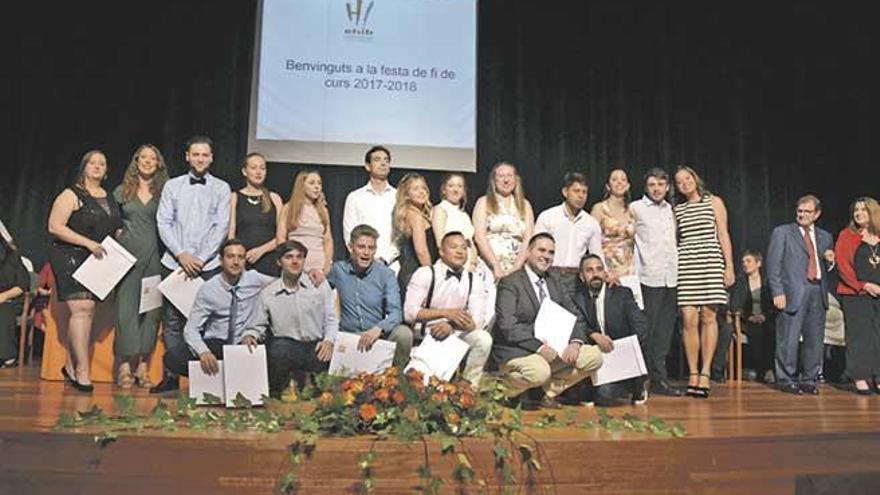 Un centenar de alumnos de la Escola d&#039;Hoteleria de Balears se gradúa