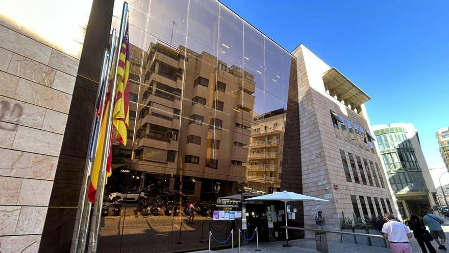 Una ruta por seis oficina públicas en Palma para intentar ser atendido: «Es muy difícil conseguir una cita previa online con 68 años, no sé muy bien cómo hacerlo»