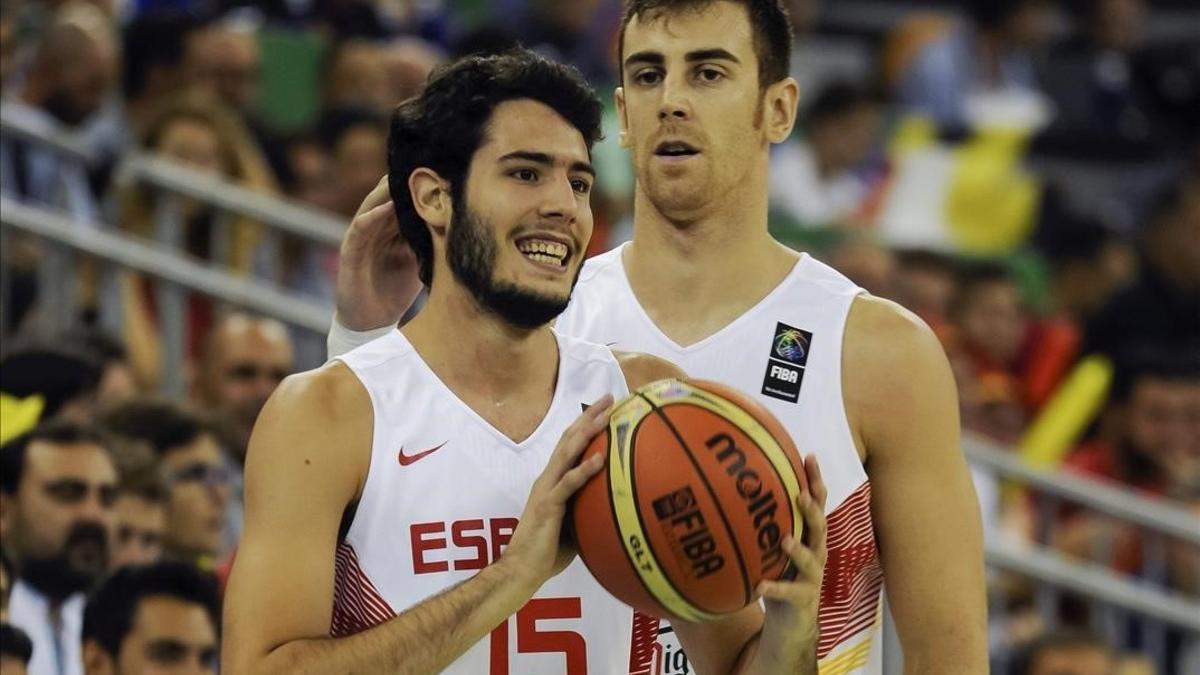 Claver junto a Abrines, con la camiseta de la selección española