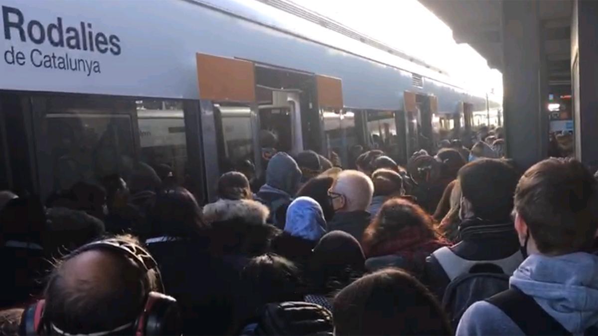 Pasajeros de la línea R-1 de Renfe, en la estación de Mataró