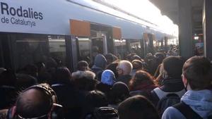 Retards de fins a una hora a Rodalies per l’avaria en un tren entre El Clot i Sant Adrià