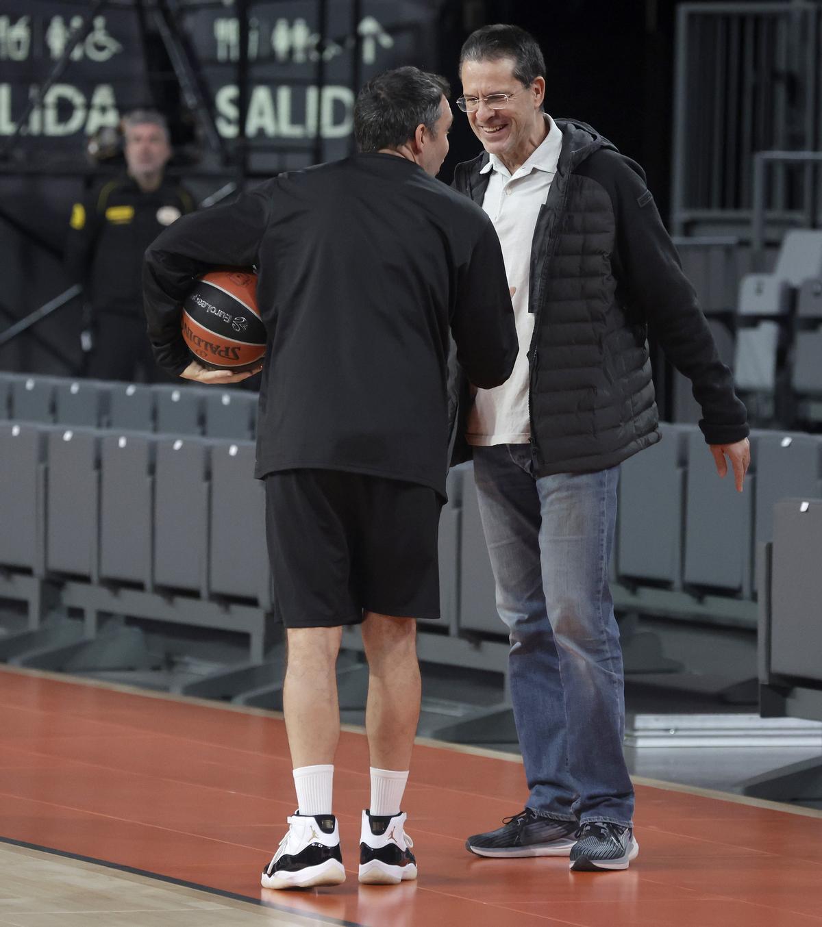 Pedro Martínez y Paolo Galbiati se saludan en el último precedente en el Roig Arena.