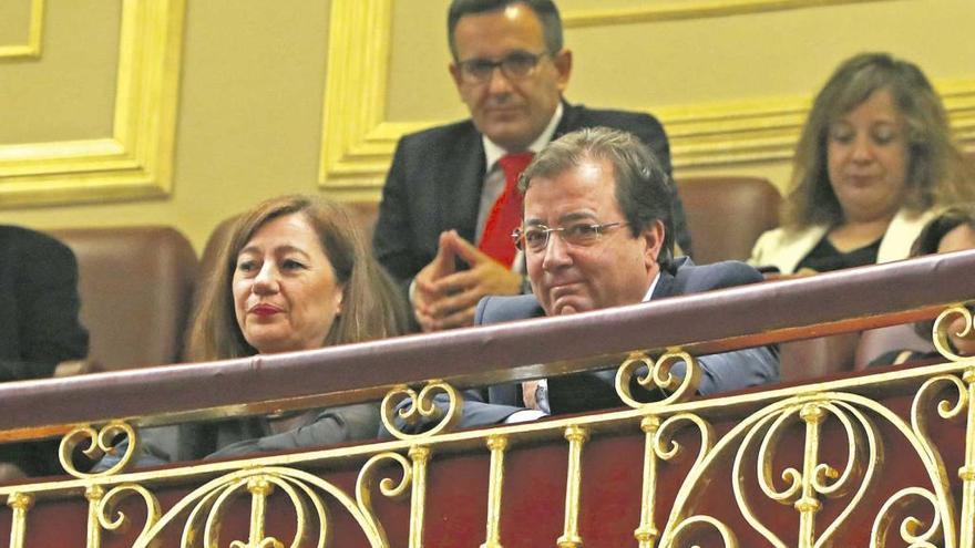 Armengol, el viernes con el presidente extremeño Fernández Vara en el Congreso siguiendo la moción.