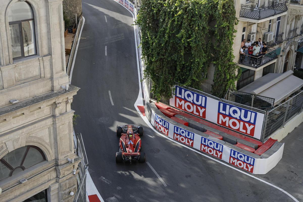 Carlos Sainz, que saldrá tercero este domingo, al volante del Ferrari en Bakú