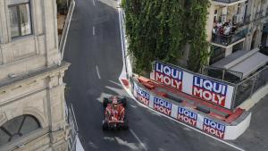 Carlos Sainz, que saldrá tercero este domingo, al volante del Ferrari en Bakú