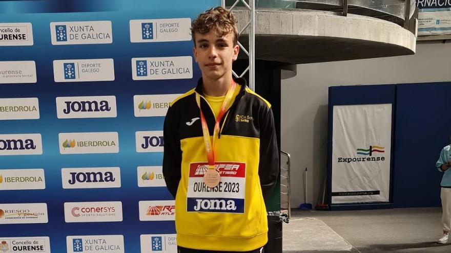 Carlos Fernández, del CA Safor Teika, luce la medalla de bronce lograda en el Nacional sub16 de atletismo