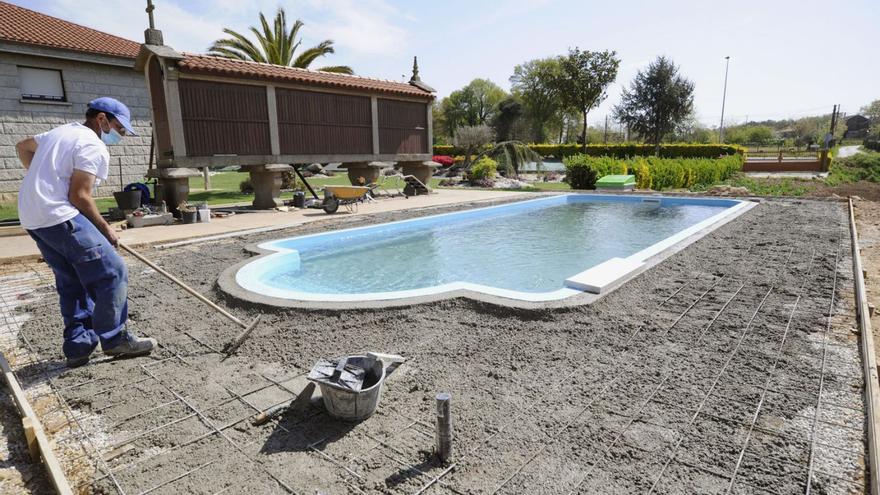Construcción de una piscina en una finca de un municipio dezano.